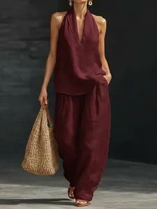 Elegantes bordeauxrotes Neckholder-Oberteil und passende weit geschnittene Leinenhose