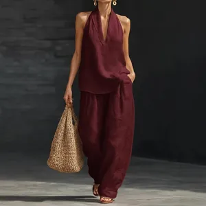 Elegantes burgunderrotes Set aus Neckholder-Top mit V-Ausschnitt und weiter Hose