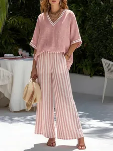 Lässiges zweiteiliges Set mit rosa V-Ausschnitt Top und gestreifter Hose für den Sommer