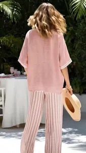 Rückansicht von rosa Kurzarm-Oberteil und gestreifter Baumwoll-Leinen-Hose im Set