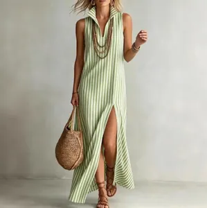 Vestido largo sin mangas con rayas verdes y blancas, cuello alto y abertura frontal.