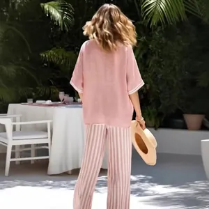 Elegantes Damen-Set aus rosa Kurzarm-Oberteil und gestreifter Hose aus Baumwolle und Leinen