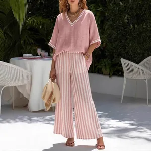Lässiges Sommer-Leinen-Outfit mit rosa V-Ausschnitt-Top und gestreifter Hose mit weitem Bein