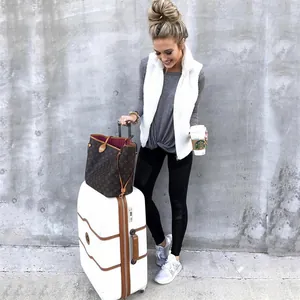Stilvolle weiße Plüschweste mit Taschen und Reißverschluss für ein modernes Reise-Outfit