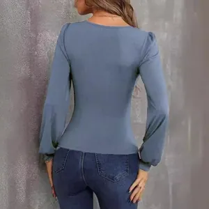Haut en tricot côtelé bleu ajusté avec des manches lanternes élégantes pour femmes.