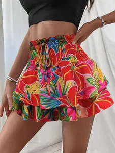 Detailweergave van een levendige tropische bloemenprint ruche skort met hoge elastische taille
