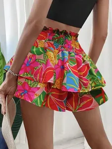 Detailweergave van de levendige bloemenprint en het gelaagde rucheontwerp op de zomerse skort