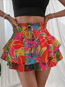 Detail van kleurrijke gebloemde ruches-skort met gesmokte taille en strik