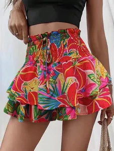 Gedetailleerde weergave van de kleurrijke tropische bloemenprint op de ruche-skort