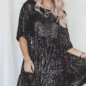 Detailansicht eines schimmernden schwarzen Pailletten-Partykleids mit lockerem Rundhals