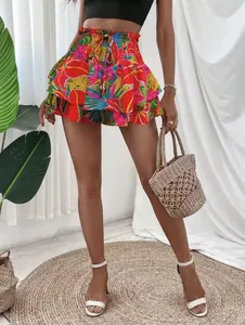 Detailweergave van tropische bloemenprint op de gelaagde culottes met hoge taille