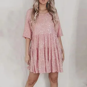 Detailansicht eines rosa Pailletten-Minikleides mit kurzen Ärmeln und Rundhalsausschnitt