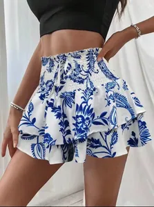 Detailweergave van de blauw-witte bloemen skorts voor dames met gesmokte hoge taille