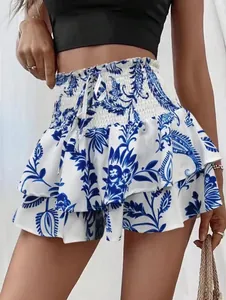 Detailweergave van een blauwe bloemen skort met hoge gesmokte taille en trekkoord