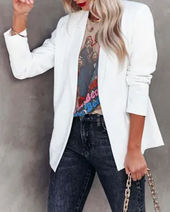 Zijaanzicht van model in een stijlvolle witte slim-fit blazer voor een zakelijke OL-look.