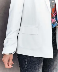 Close-up van witte professionele getailleerde blazer met textuur en zakdetails