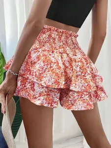 Gedetailleerd achteraanzicht van gebloemde skort met gesmokte hoge taille en ruches