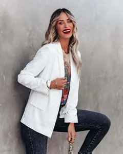 Elegante witte slim fit blazer voor dames, professionele kantoorkleding met grafisch shirt