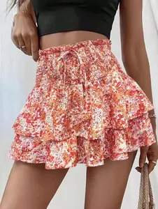 Detail van de gelaagde skort met bloemenprint en hoge elastische gesmokte taille.