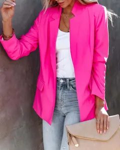 Gedetailleerde opname van een levendige roze slim-fit open blazer voor zakelijke dames