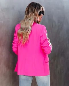 Achteraanzicht van een stijlvolle neon roze blazer met lange mouwen en een slim-fit pasvorm