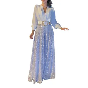 Elegante set witte blouse met V-hals en zilveren paillettenbroek met wijde pijpen