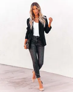 Stijlvolle zwarte slim fit blazer met lange mouwen voor dames in een zakelijke look