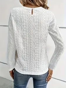 Vue arrière détaillée d'un élégant t-shirt blanc à manches longues en dentelle ajourée