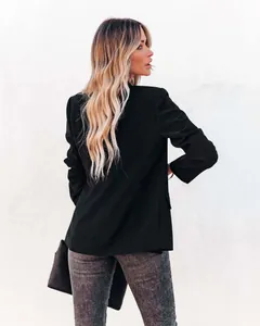 Achteraanzicht van een professionele slim-fit zwarte blazer voor dames in kantoorstijl