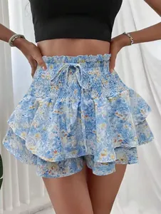 Detailweergave van de elastische gesmokte taille van een blauwe gebloemde ruches skort