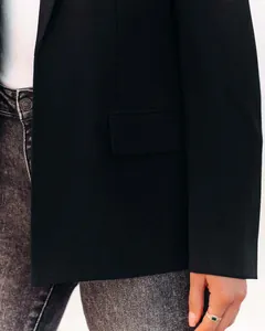 Detailopname van zwarte professionele blazer met zakflap en textuur van de mouwmanchet