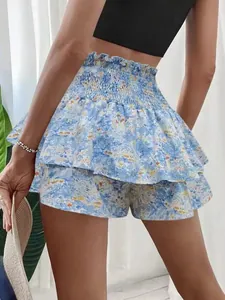 Achterzijde detail van blauwe bloemen skorts met ruches en een hoge elastische taille