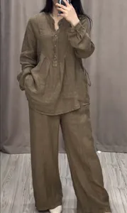 Modisches braunes Set aus Baumwolle und Leinen mit langärmeligem Oberteil und weiter Hose.
