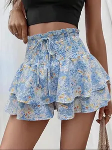Detailopname van een bloemen skort met gesmokte hoge taille en trekkoord voor dames.