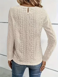Vue détaillée du dos d'un t-shirt en dentelle beige avec des motifs géométriques