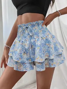 Gedetailleerd aanzicht van blauwe skort met bloemenprint, hoge elastische taille en trekkoord