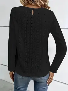 Vue arrière du T-shirt noir à manches longues avec d'élégants motifs en dentelle ajourée