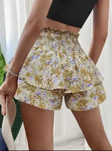 Achteraanzicht van bloemen skort met hoge taille, ruches en gesmokte taille detail