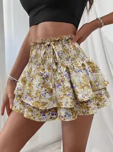Close-up van damesbloemen-skort met gelaagde ruches en elastische trekkoordtaille