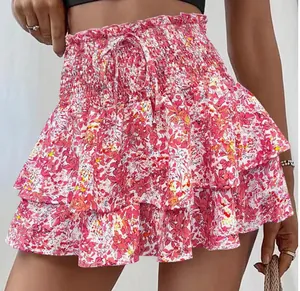 Detail van roze gebloemde gelaagde skort met hoge gesmokte elastische tailleband en trekkoord