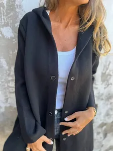 Vue détaillée de la veste à capuche noire pour femme avec boutons-pression élégants