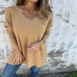 Gros plan d'un pull en maille lâche à col en V de couleur chameau pour un look d'automne