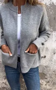 Detalle de la textura de chaqueta gris de punto para mujer con cuello alto y bolsillos