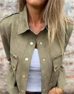 Nahaufnahme einer olivgrünen Wildlederjacke mit Metallknöpfen und Reißverschlusstaschen