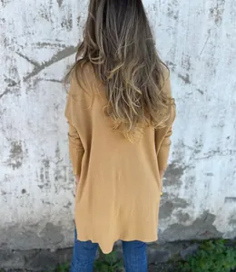 Vue de dos d'un pull en maille uni ample pour femme, couleur camel