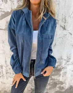 Detalle de chaqueta con capucha para mujer en pana azul con cierre de cremallera