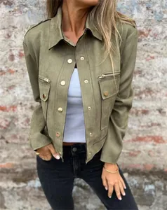 Detailansicht einer olivgrünen Wildlederjacke mit Metallreißverschlüssen und Goldknöpfen