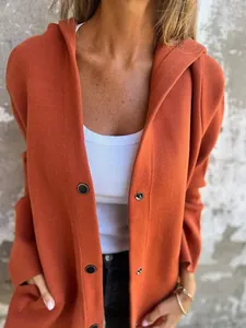 Vue détaillée d'une veste à capuche en tricot orange uni pour femme avec des boutons.