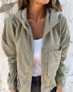 Primo piano giacca da donna in velluto a coste verde salvia con cappuccio e zip