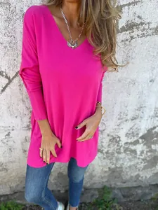 Vue détaillée d'un pull en maille rose vif surdimensionné à col en V pour femmes